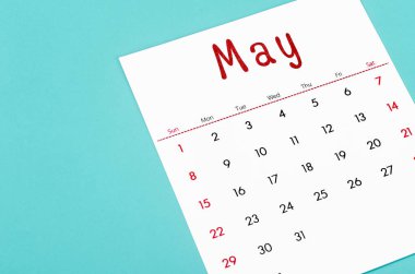 Açık mavi arkaplanda Mayıs 2022 takvim sayfasını kapat.