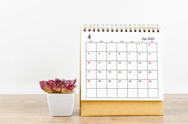 Calendario Escritorio Abril 2022 Con Maceta Sobre Mesa Madera — Foto de Stock
