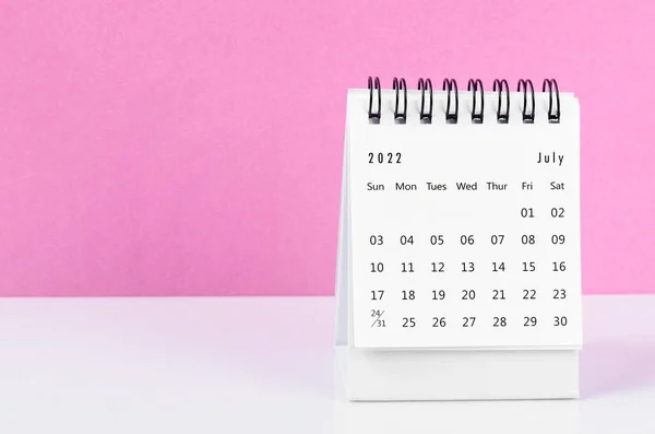 Calendario Escritorio Julio 2022 Sobre Mesa Blanca Con Fondo Rosa — Foto de Stock