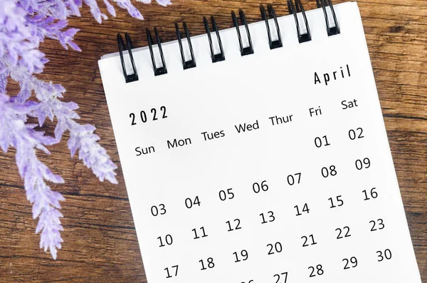 Calendario Escritorio Abril 2022 Con Flores Sobre Fondo Madera —  Fotos de Stock