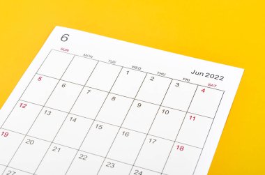 Sarı arkaplandaki Haziran 2022 takvim sayfasını kapat.
