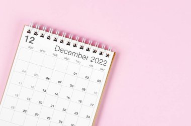 Aralık 2022 boş arkaplanlı pembe masa takvimi.