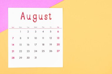 Çok renkli arkaplandaki Ağustos 2022 takvimi.