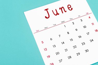 Açık mavi arkaplan üzerindeki Haziran 2022 takvim sayfasını kapat.