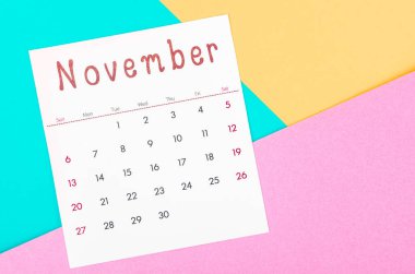 Çok renkli arkaplandaki Kasım 2022 takvimi.