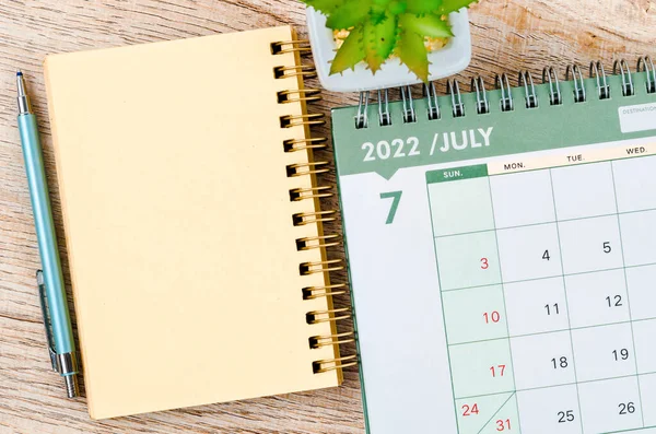 Juillet 2022 Calendrier Bureau Journal Intime Avec Petite Plante Sur — Photo