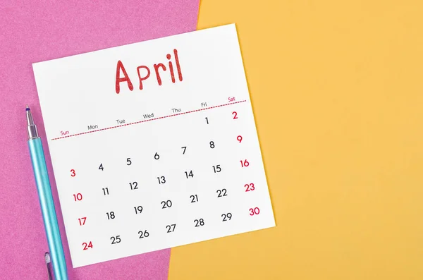 April 2022 Kalender Med Penna Flerfärgad Bakgrund — Stockfoto
