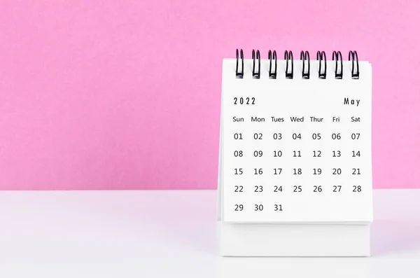 Calendario Escritorio Mayo 2022 Sobre Mesa Blanca Con Fondo Rosa — Foto de Stock