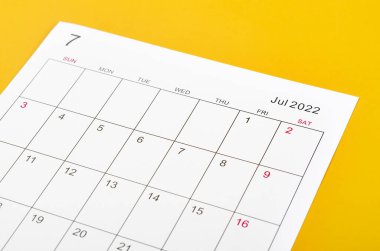 Sarı arkaplanda Temmuz 2022 takvim sayfası.