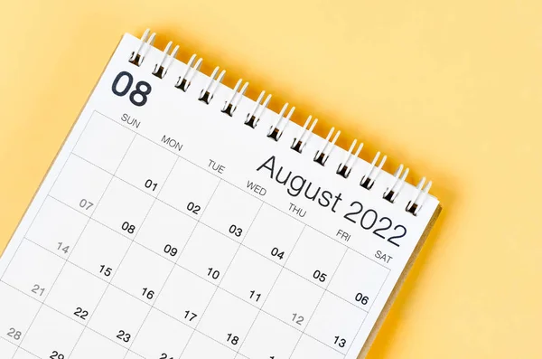 Der Tischkalender August 2022 Auf Hellgelbem Hintergrund — Stockfoto