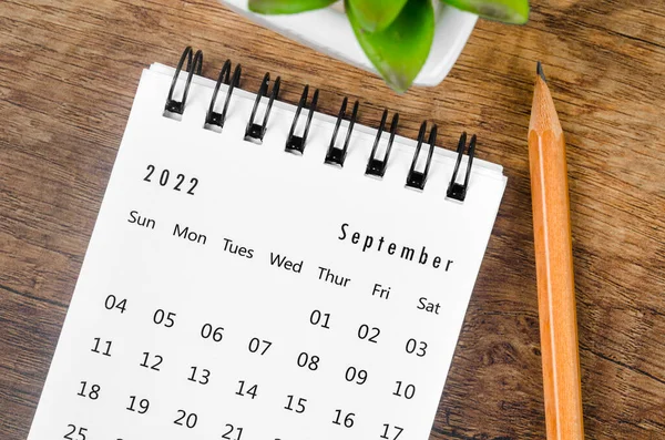 Настольный Календарь Сентября 2022 Года Деревянным Карандашом Деревянном Столе — стоковое фото