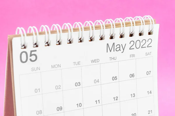 Der Schreibtischkalender Mai 2022 Auf Rosa Hintergrund Mit Leerem Raum — Stockfoto