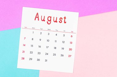 Çok renkli arkaplandaki Ağustos 2022 takvimi.