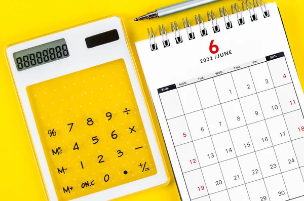 Calendário Mesa Junho 2022 Com Calculadora Caneta Fundo Amarelo — Fotografia de Stock