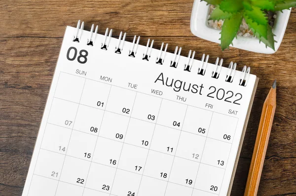 2022年8月の机のカレンダー木製のテーブルの植物 — ストック写真