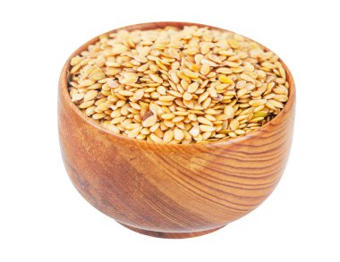 Beyaz arka planda izole edilmiş ahşap kasedeki altın keten tohumu kırpma yolunu kaydet.