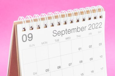Eylül 2022 boş arkaplanlı pembe masa takvimi.