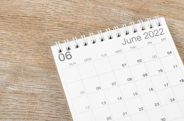 Der Schreibtischkalender Juni 2022 Auf Holzgrund — Stockfoto
