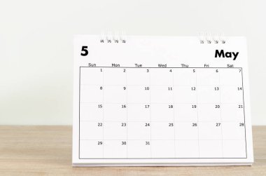 Mayıs 2022 masa takvimi ahşap arka planda.