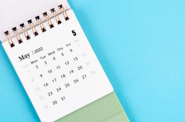 Mavi arkaplanda Mayıs 2022 takvimi.