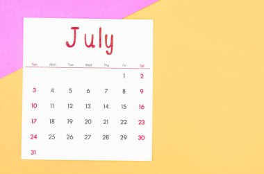 Çok renkli arkaplandaki Temmuz 2022 takvimi.