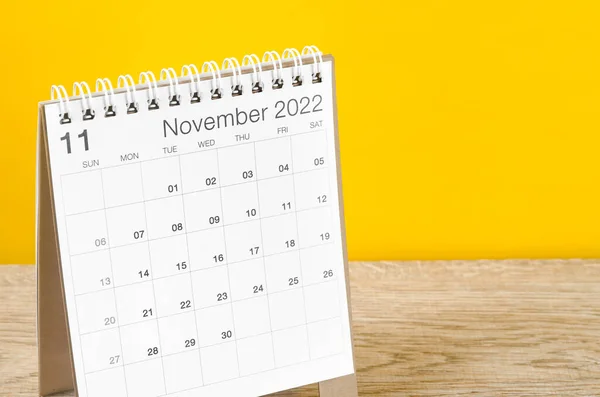 Listopad 2022 Stůl Kalendář Dřevěném Stole Žlutým Pozadím — Stock fotografie