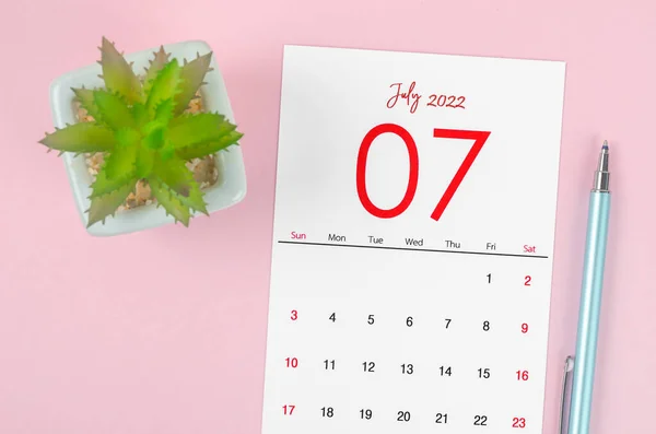 Calendario Luglio 2022 Vaso Piante Con Penna Sfondo Rosa — Foto Stock