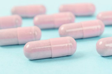 Mavi arka planda Pembe kapsül hapları 