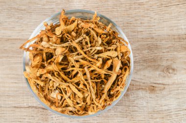 Kurumuş Cordyceps askeri mantar çiçeği ahşap arka planda.