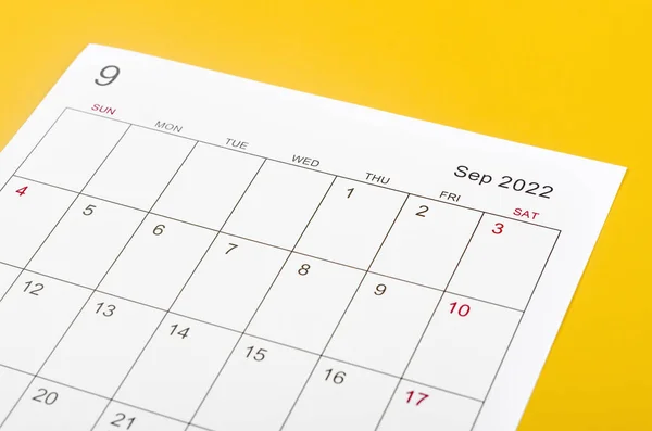 Close Settembre 2022 Foglio Calendario Sfondo Giallo — Foto Stock