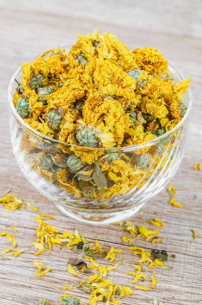 Kurutulmuş Krizantem çayı, cam bardakta..