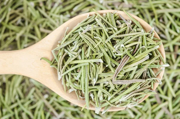 Ahşap kaşıkta kurutulmuş biberiye. Sığ alan derinliğine sahip makro.