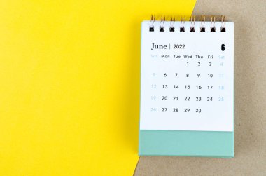 Güzel arkaplandaki Haziran 2022 masa takvimi.