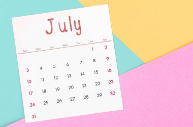 Çok renkli arkaplandaki Temmuz 2022 takvimi.