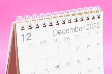 Aralık 2022 boş arkaplanlı pembe masa takvimi.