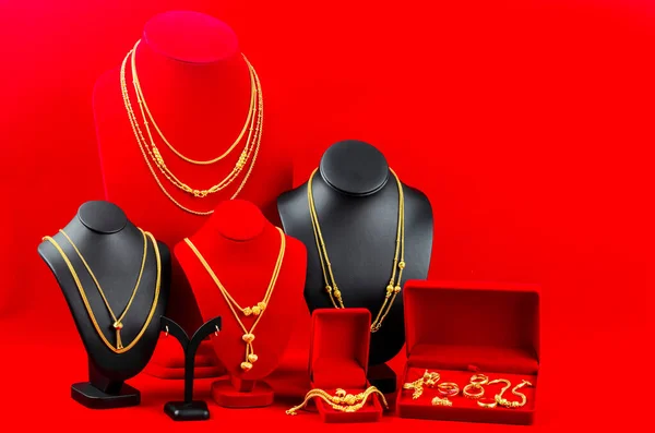 Accessoires Und Goldschmuck Halskettenständer Mit Goldkette Auf Rotem Samtstoff — Stockfoto