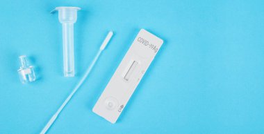 Hızlı antijen testi, üst görünüm kopyalama alanı ile izole edilmiş mavi arkaplan.