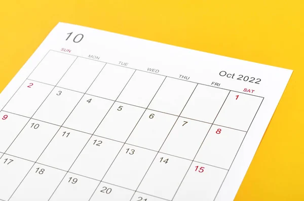 Chiudere Ottobre 2022 Foglio Calendario Sfondo Giallo — Foto Stock