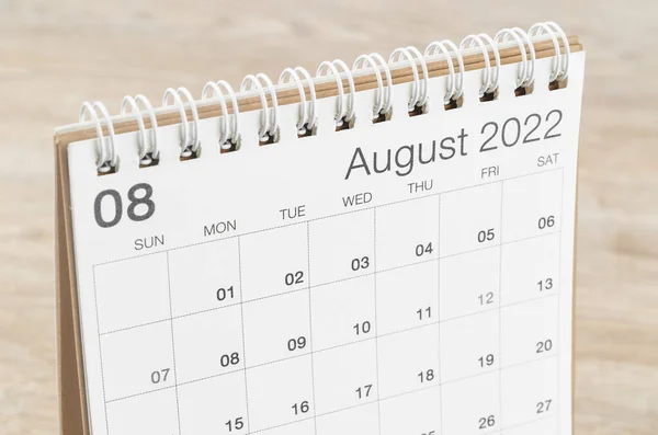 Der Schreibtischkalender August 2022 Auf Holzgrund — Stockfoto