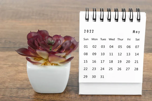 May 2022 Desk Calendar Wooden Background — 图库照片