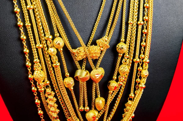 Nahaufnahme Der Halskettenständer Mit Goldkette Auf Rotem Samtstoff — Stockfoto