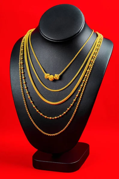 Der Halskettenständer Mit Goldkette Auf Rotem Samtstoff — Stockfoto