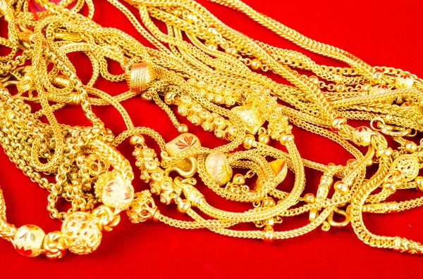 Комплект Золотого Ожерелья Красной Бархатной Ткани — стоковое фото