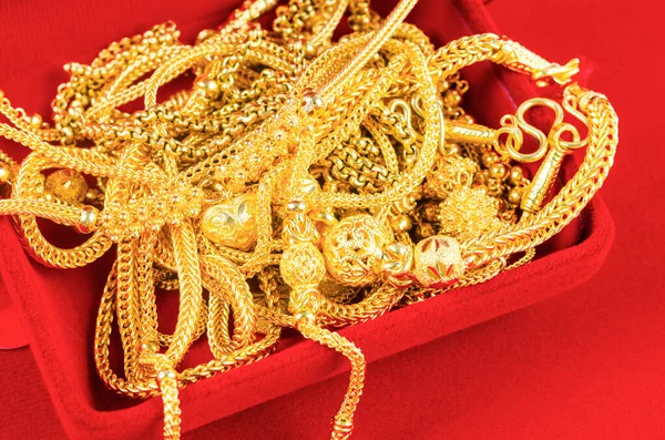 Los Muchos Collares Oro Una Caja Terciopelo Rojo Sobre Fondo —  Fotos de Stock