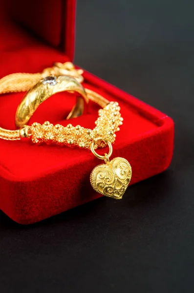 Złoty Naszyjnik Serce Kształt Wisiorek Złoty Pierścień Czerwonym Aksamitnym Pudełku — Zdjęcie stockowe