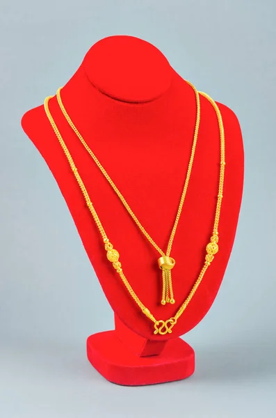 Экспозиция Ожерелья Золотым Ожерельем Сером Фоне — стоковое фото