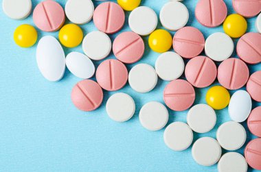 Mavi arka planda çoğaltıcı haplar kopyalama alanı ile birlikte.