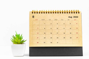 Beyaz arkaplanda Ağustos 2022 masa takvimi.