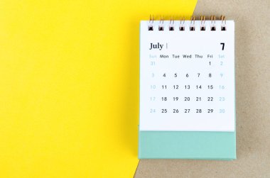 Güzel arkaplanda Temmuz 2022 masa takvimi.