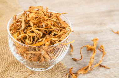 Kurumuş Cordyceps askeri mantar çiçeği ahşap arka planda.